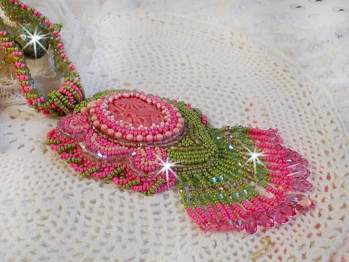 Miss Lady halsband broderat med gröna och rosa fröpärlor och en cabochon i harts.