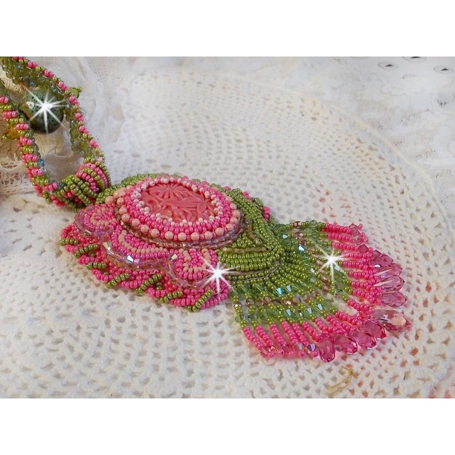 Miss Lady halsband broderat med gröna och rosa fröpärlor och en cabochon i harts.