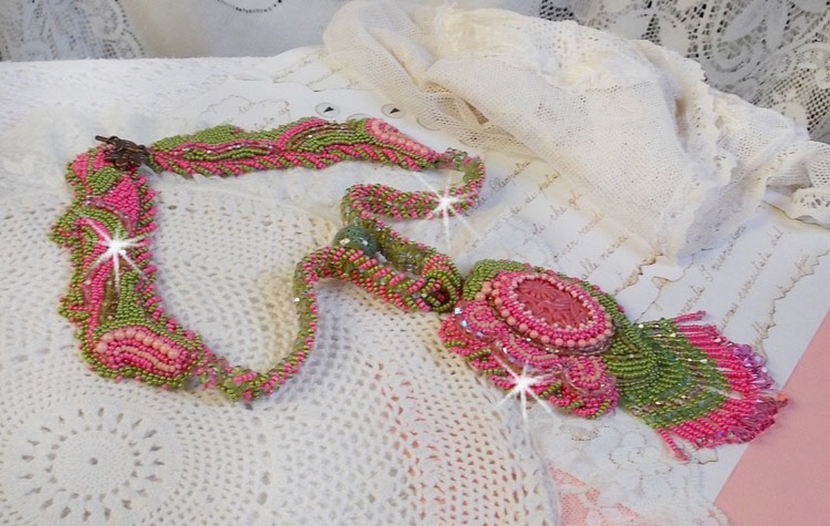 Miss Lady halsband broderat med gröna och rosa fröpärlor och en cabochon i harts.