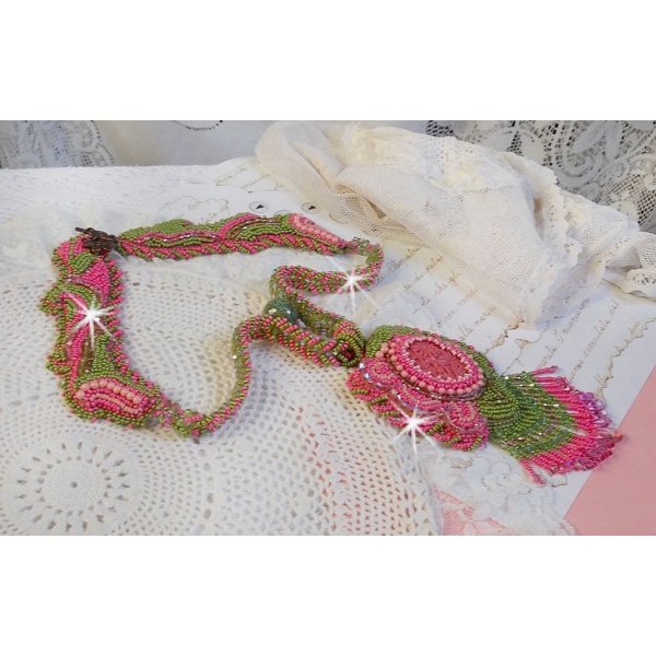 Miss Lady halsband broderat med gröna och rosa fröpärlor och en cabochon i harts.