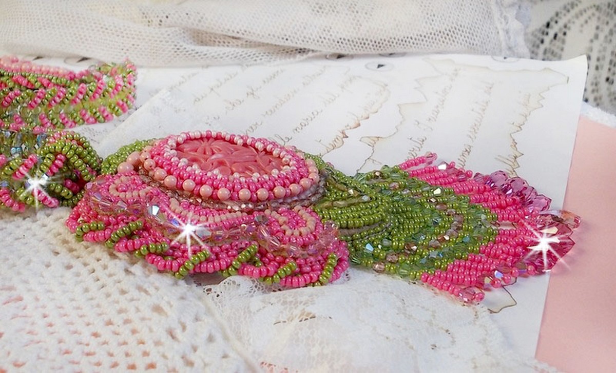 Miss Lady halsband broderat med gröna och rosa fröpärlor och en cabochon i harts.