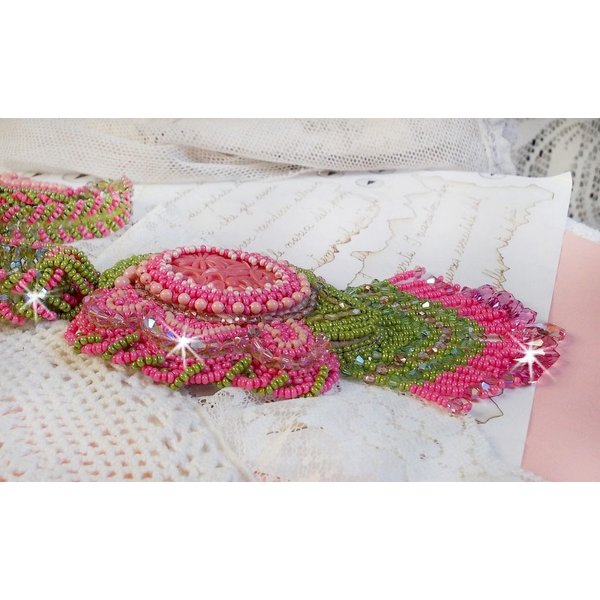 Miss Lady halsband broderat med gröna och rosa fröpärlor och en cabochon i harts.