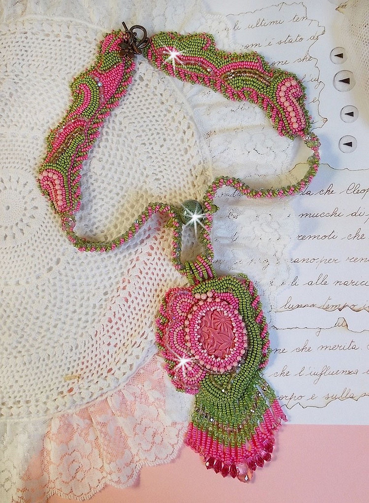 Miss Lady halsband broderat med gr&ouml;na och rosa fr&ouml;p&auml;rlor och en cabochon i harts.