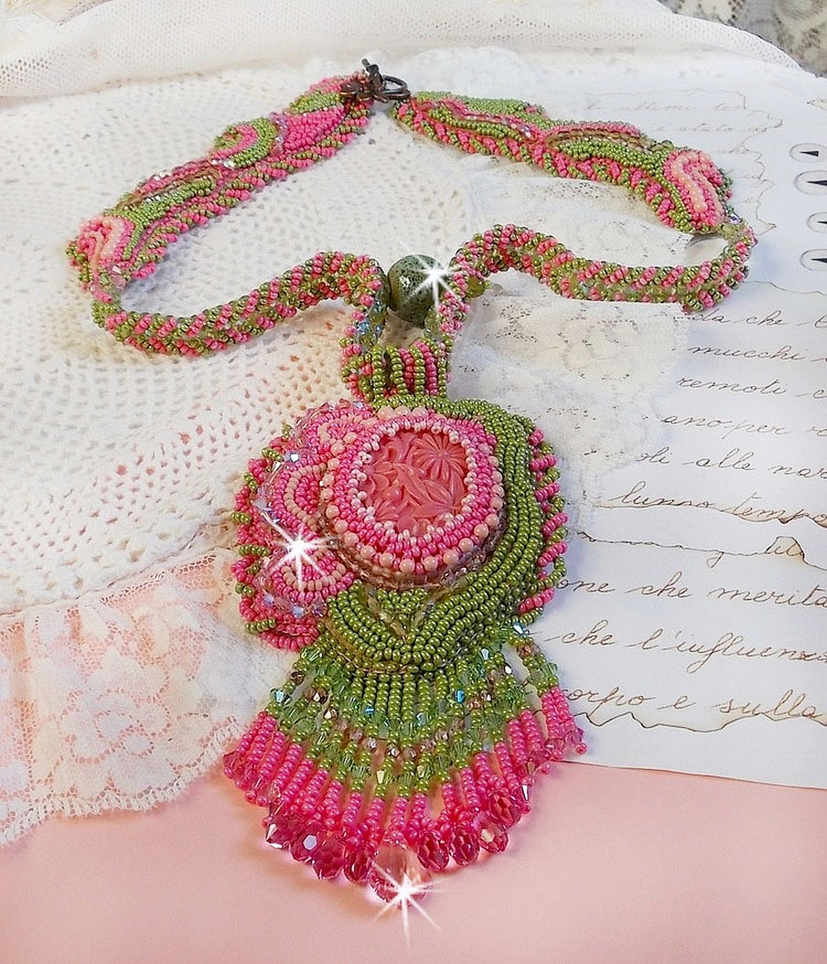 Miss Lady halsband broderat med gr&ouml;na och rosa fr&ouml;p&auml;rlor och en cabochon i harts.