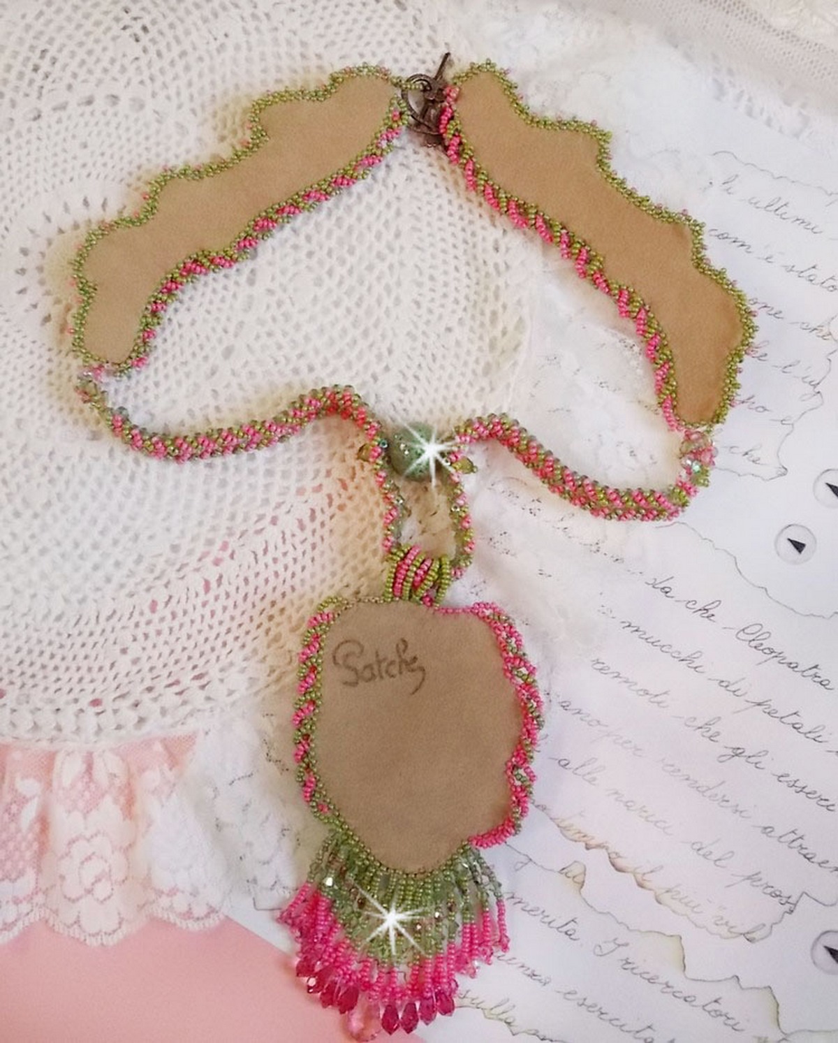 Miss Lady halsband broderat med gröna och rosa fröpärlor och en cabochon i harts.