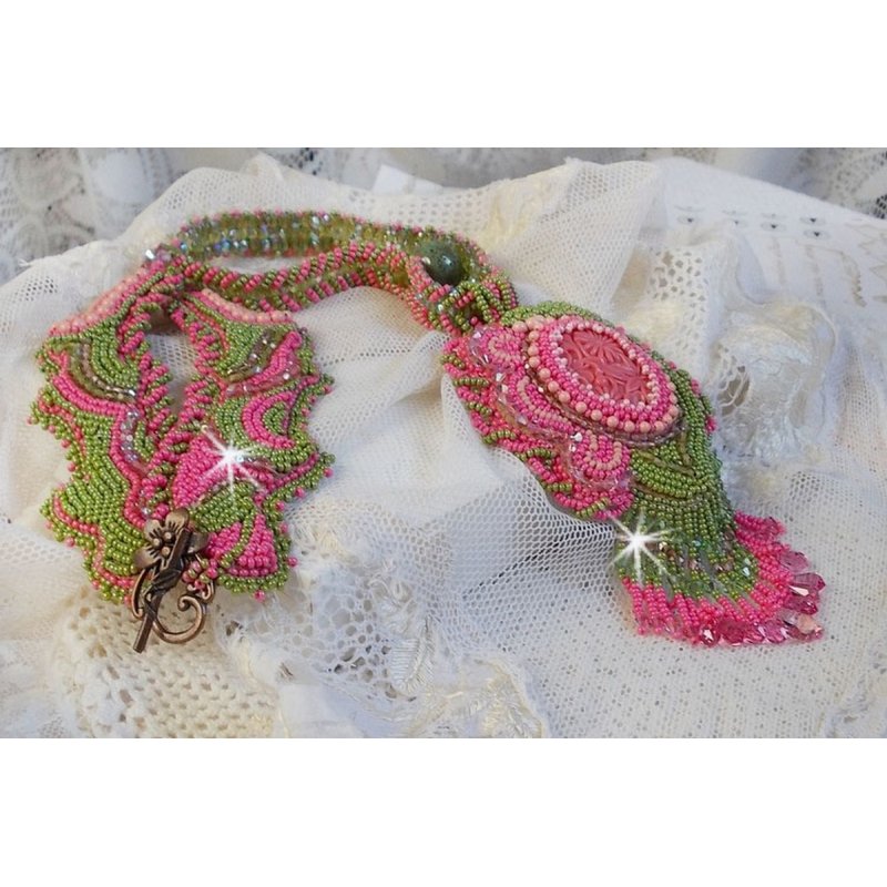 Miss Lady halsband broderat med gröna och rosa fröpärlor och en cabochon i harts.