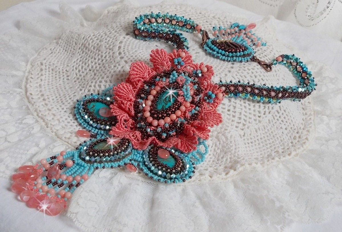 Naïade Haute-Couture halsband skapat med turkosa cabochoner, PureCrystal kristaller, spets och olika pärlor.