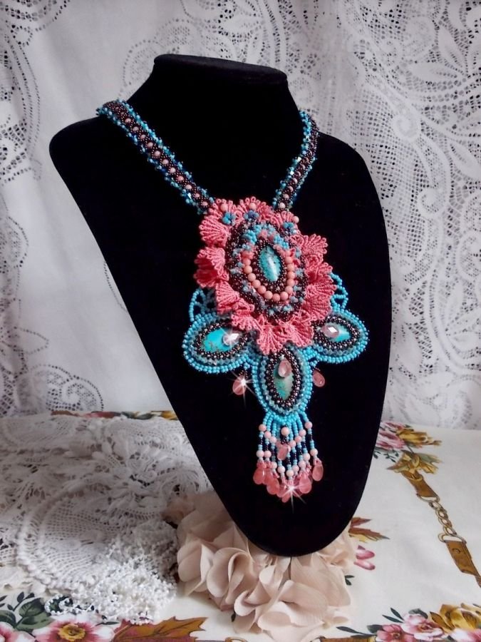 Naïade Haute-Couture halsband skapat med turkosa cabochoner, PureCrystal kristaller, spets och olika pärlor.