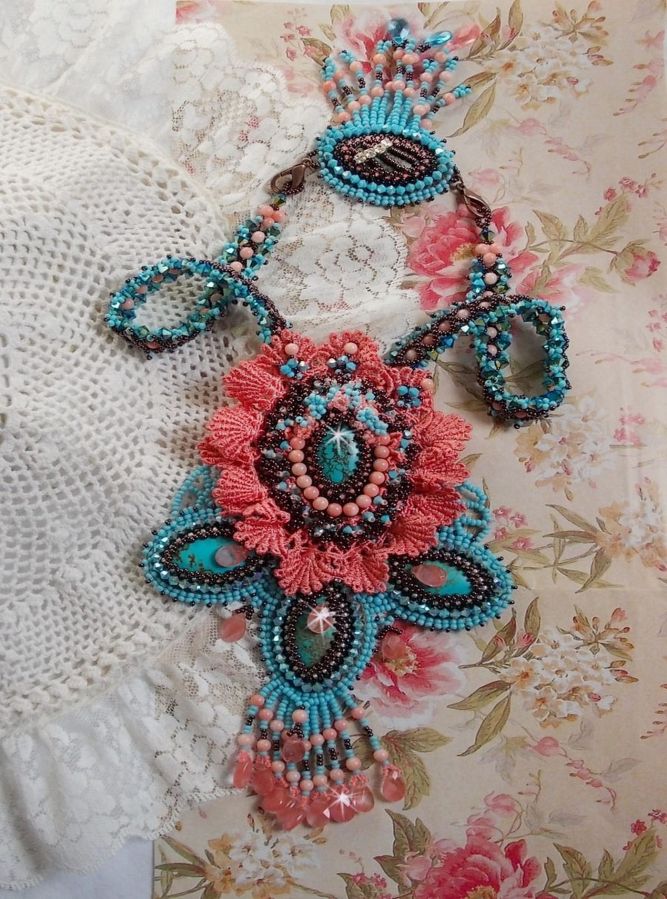 Naïade Haute-Couture halsband skapat med turkosa cabochoner, PureCrystal kristaller, spets och olika pärlor.