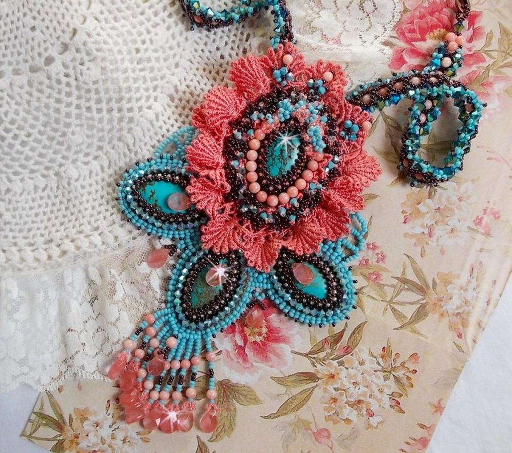 Naïade Haute-Couture halsband skapat med turkosa cabochoner, PureCrystal kristaller, spets och olika pärlor.