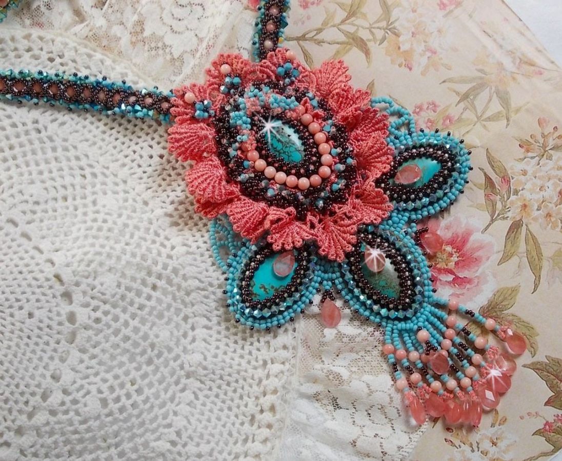 Naïade Haute-Couture halsband skapat med turkosa cabochoner, PureCrystal kristaller, spets och olika pärlor.