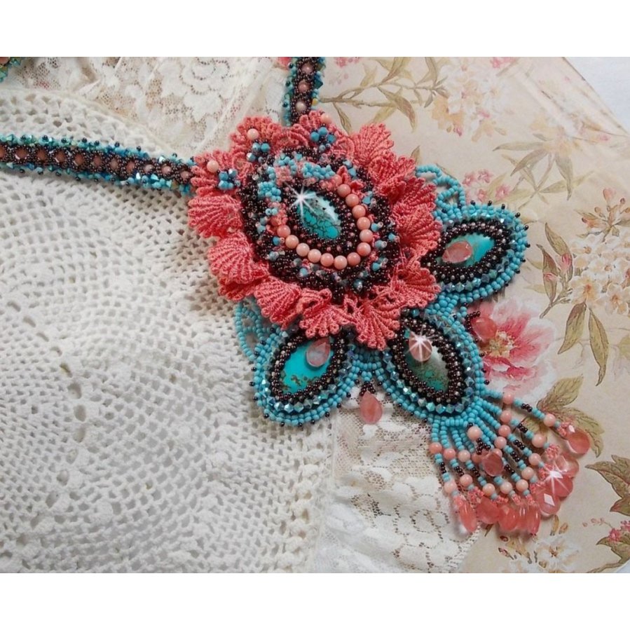 Naïade Haute-Couture halsband skapat med turkosa cabochoner, PureCrystal kristaller, spets och olika pärlor.