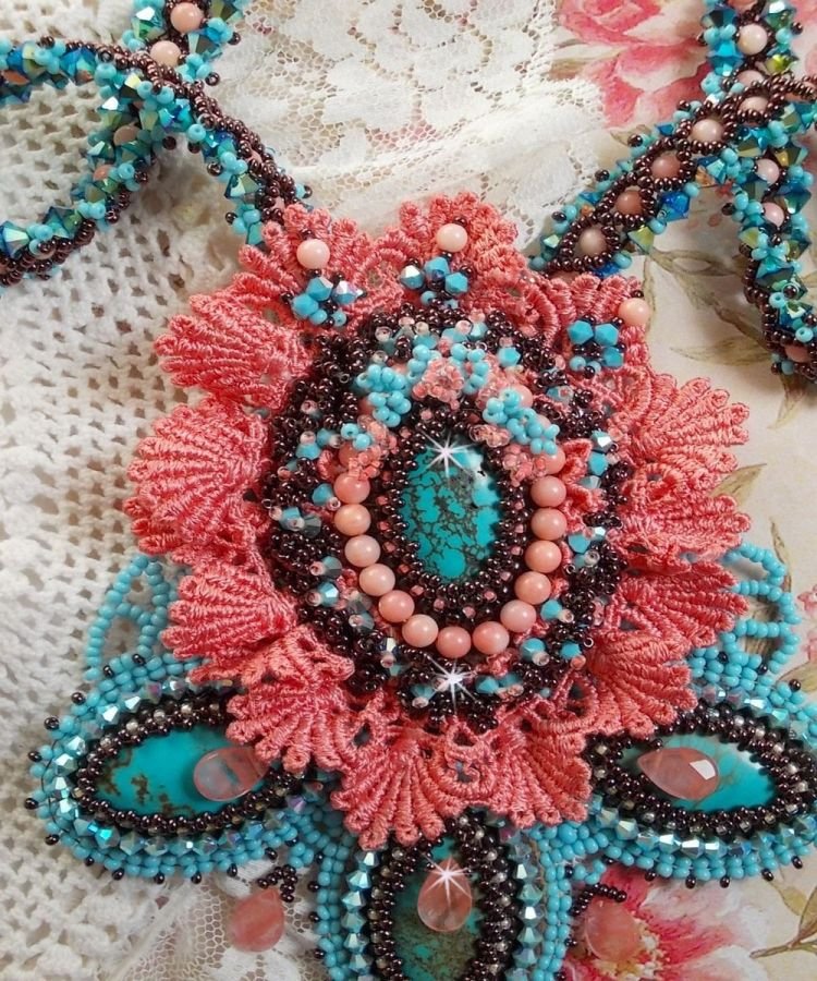 Naïade Haute-Couture halsband skapat med turkosa cabochoner, PureCrystal kristaller, spets och olika pärlor.
