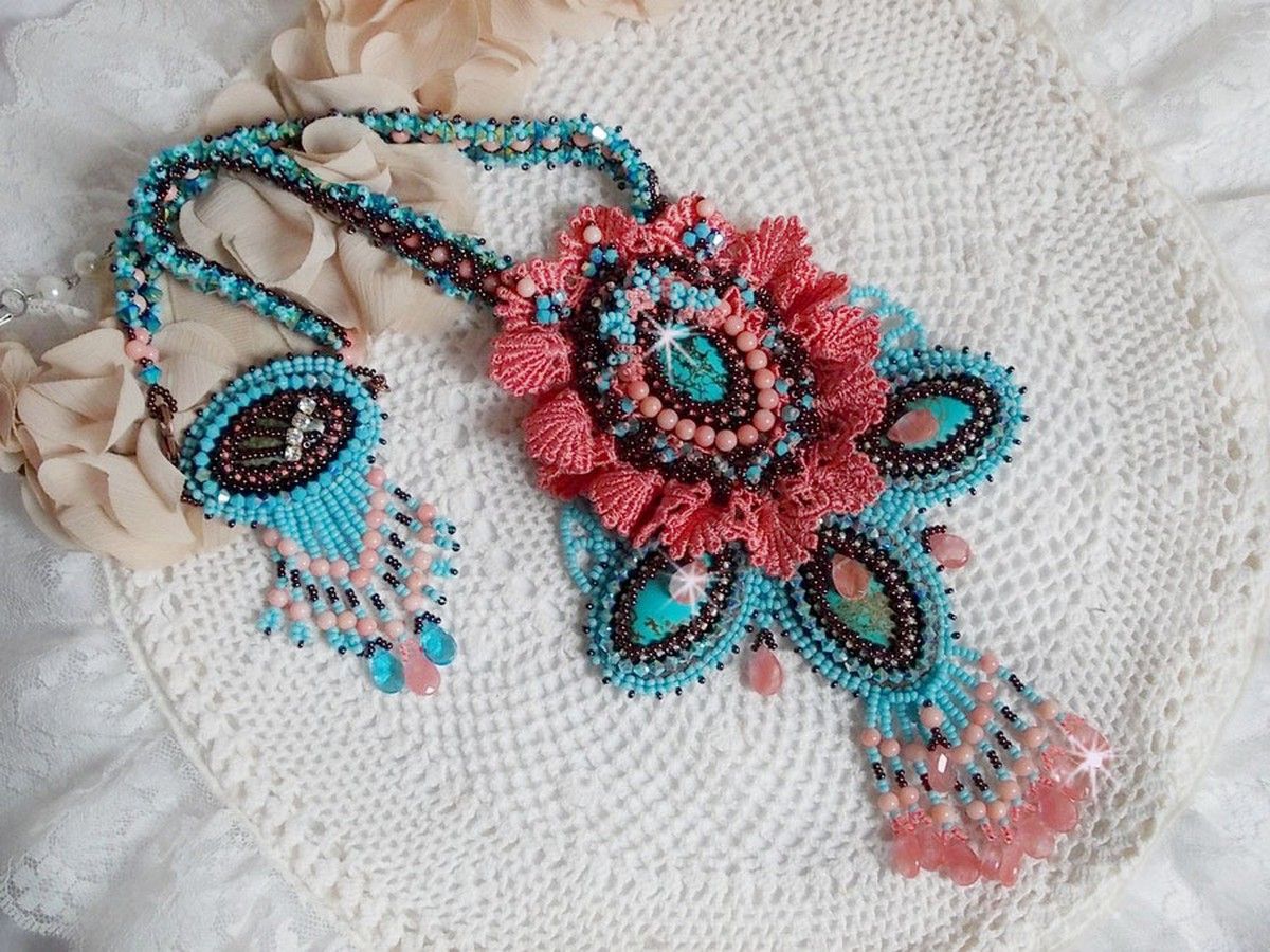 Naïade Haute-Couture halsband skapat med turkosa cabochoner, PureCrystal kristaller, spets och olika pärlor.