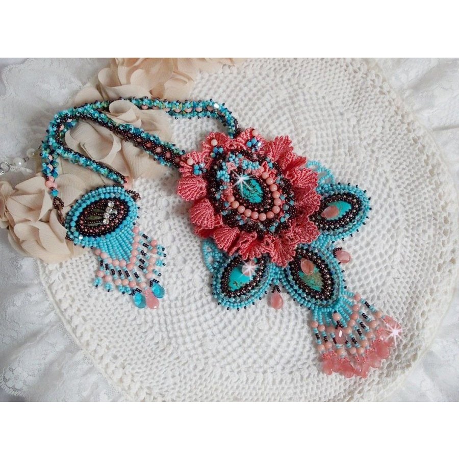 Naïade Haute-Couture halsband skapat med turkosa cabochoner, PureCrystal kristaller, spets och olika pärlor.