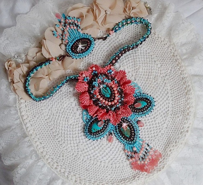 Na&iuml;ade Haute-Couture halsband skapat med turkosa cabochoner, PureCrystal kristaller, spets och olika p&auml;rlor.