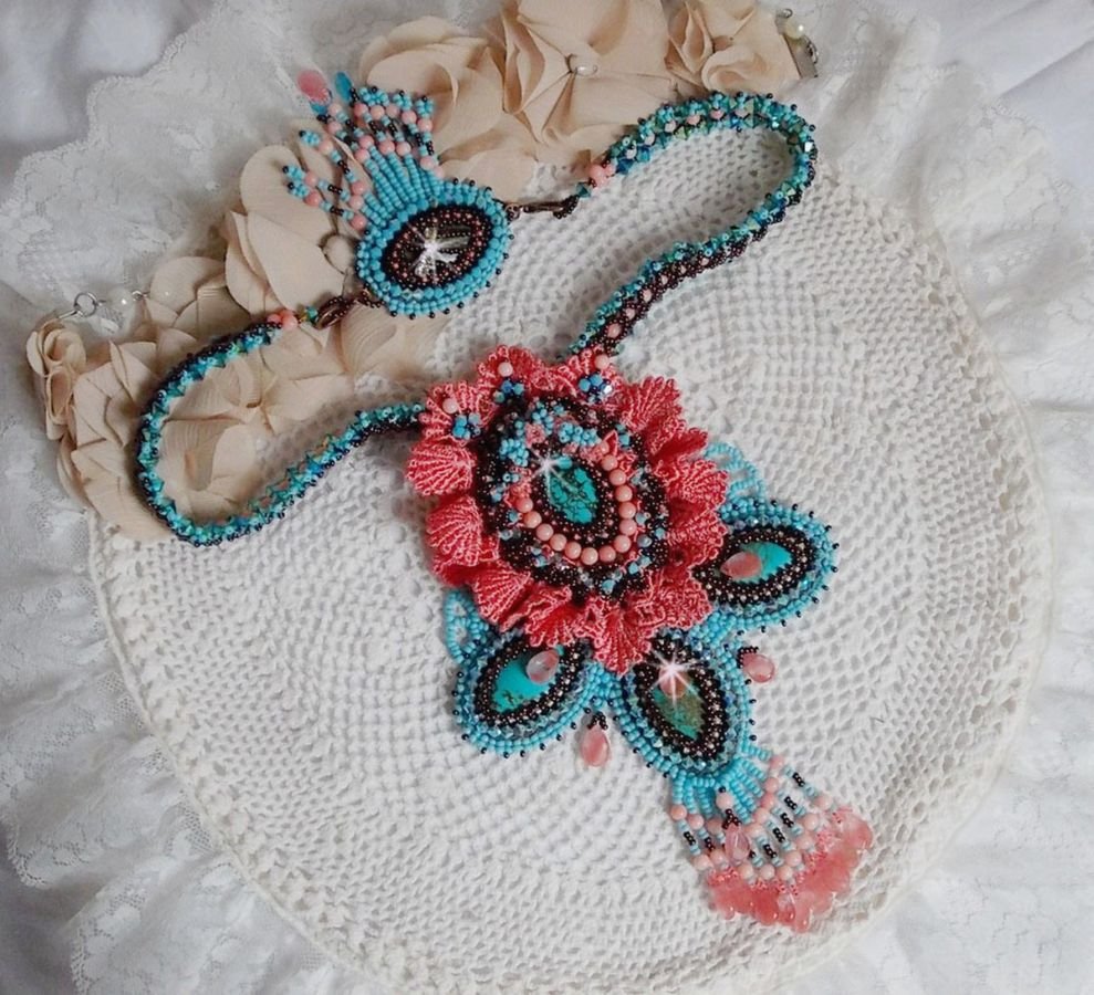Naïade Haute-Couture halsband skapat med turkosa cabochoner, PureCrystal kristaller, spets och olika pärlor.