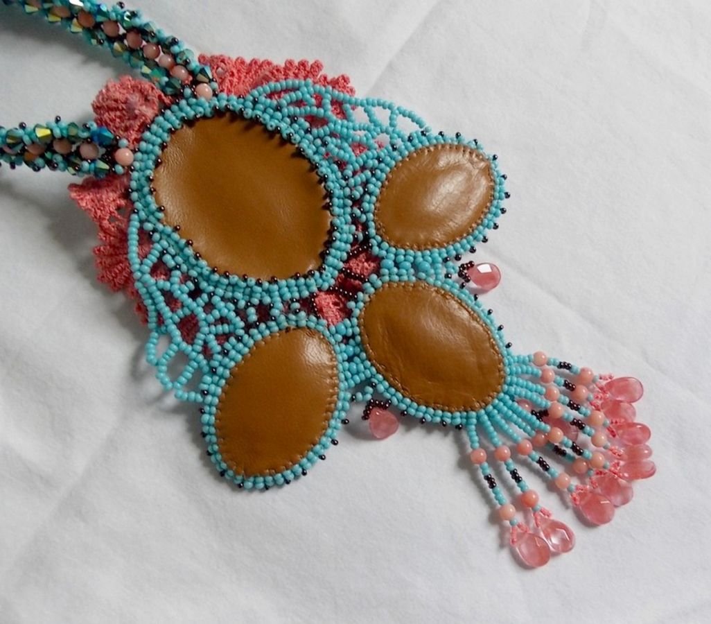 Naïade Haute-Couture halsband skapat med turkosa cabochoner, PureCrystal kristaller, spets och olika pärlor.