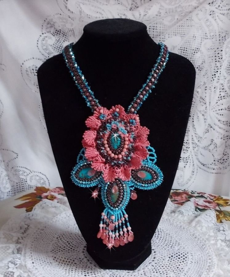 Naïade Haute-Couture halsband skapat med turkosa cabochoner, PureCrystal kristaller, spets och olika pärlor.