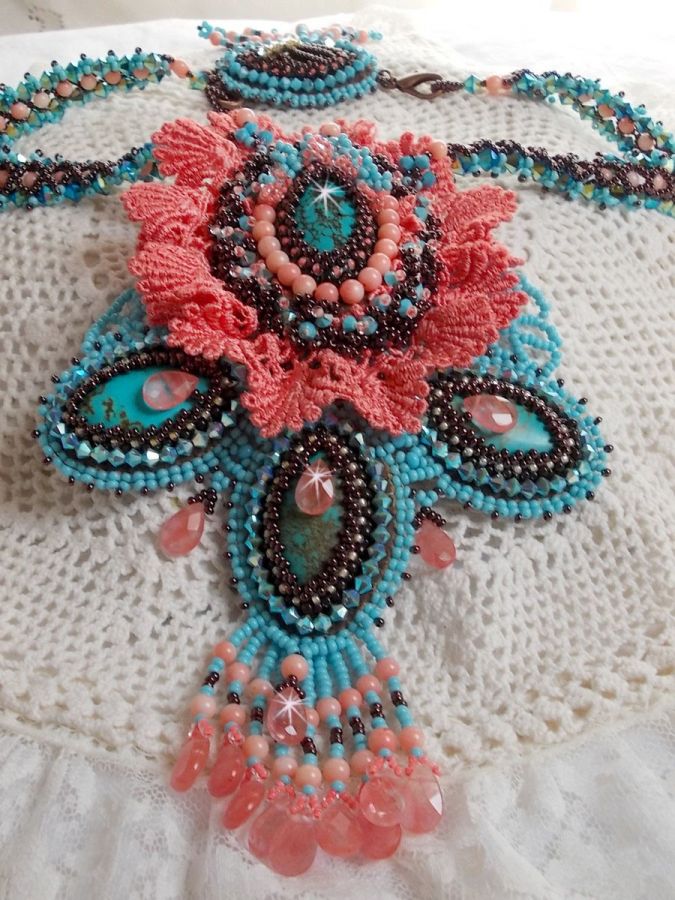 Naïade Haute-Couture halsband skapat med turkosa cabochoner, PureCrystal kristaller, spets och olika pärlor.
