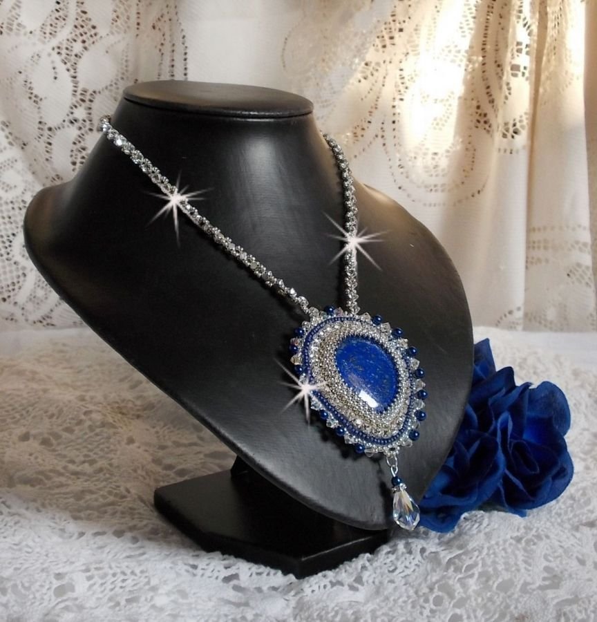 Blue Nile halsband broderat med en Lapis Lazuli päroncabochon och Swarovski kristaller.