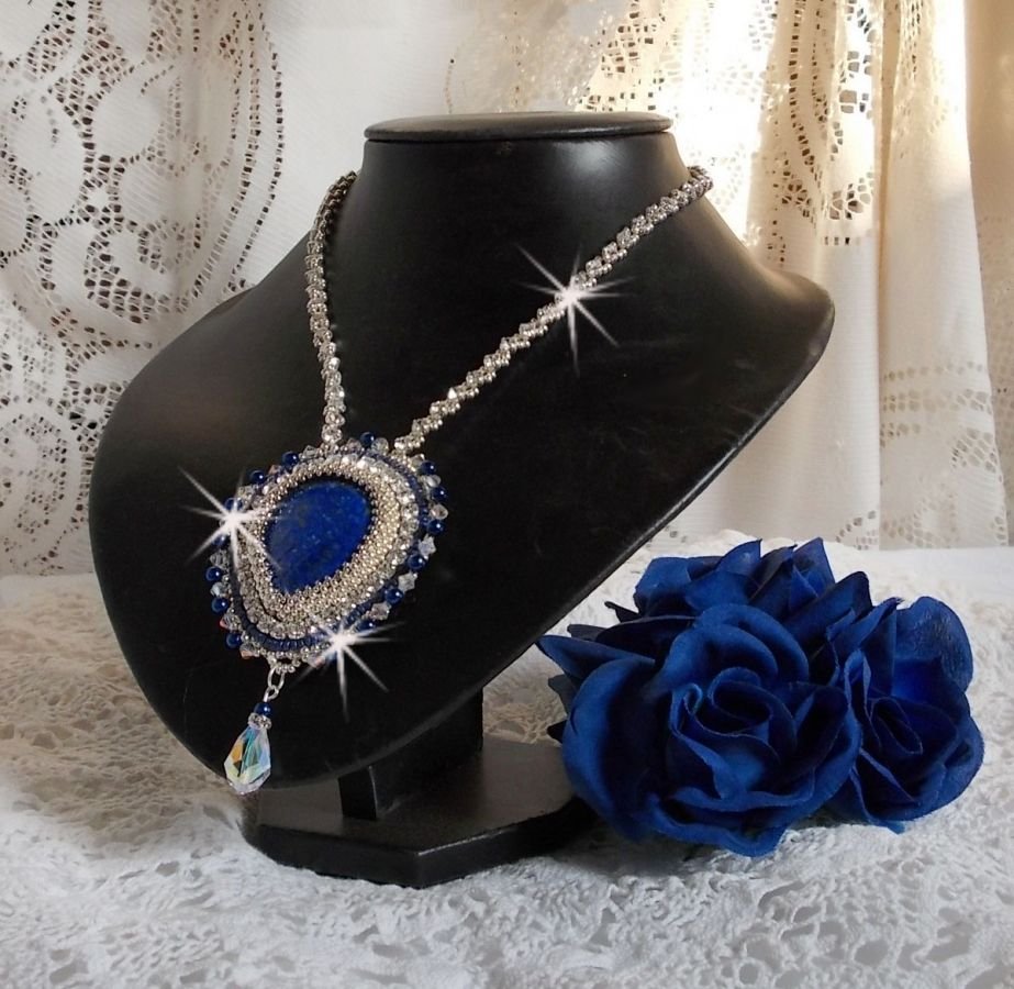 Blue Nile halsband broderat med en Lapis Lazuli päroncabochon och Swarovski kristaller.