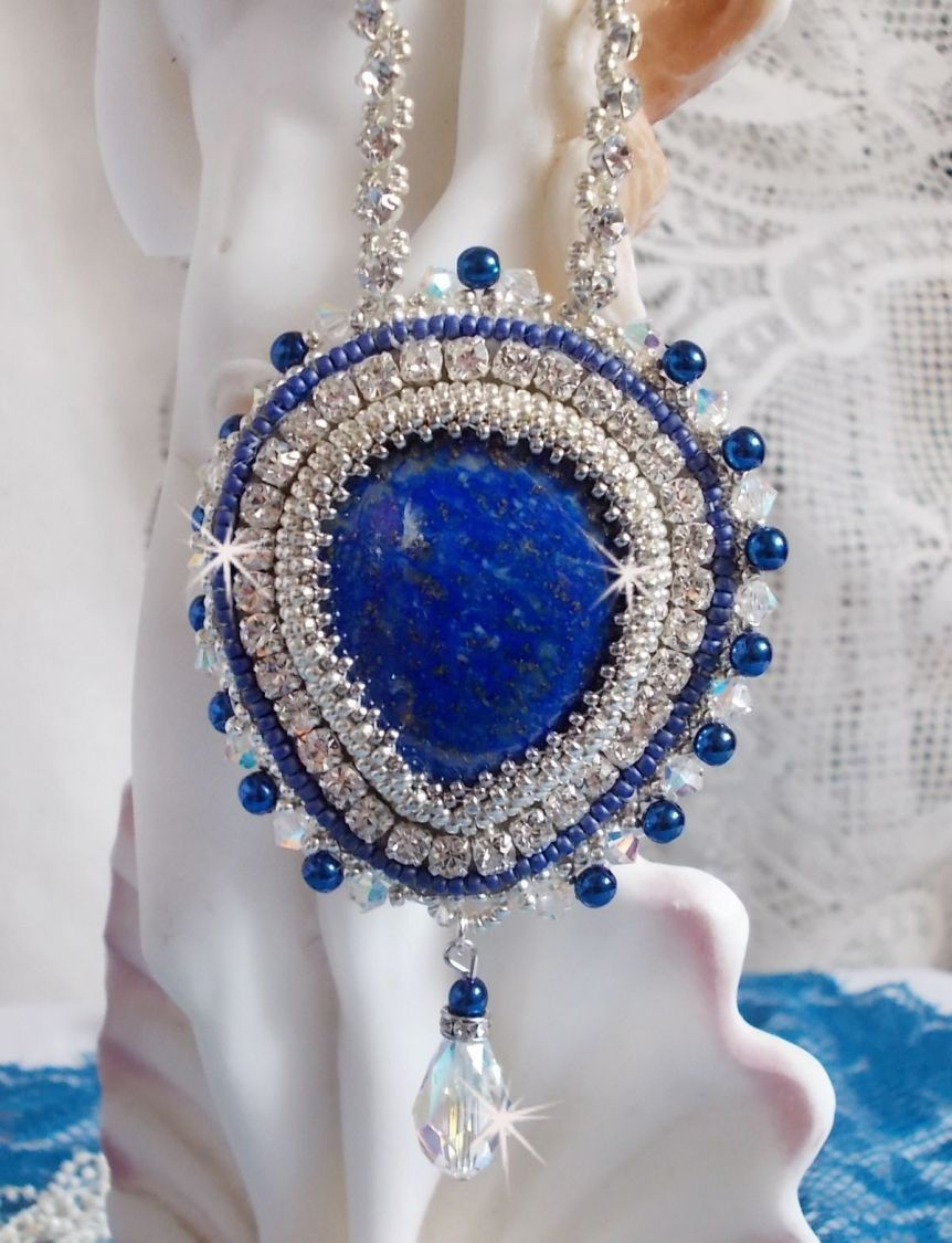 Blue Nile halsband broderat med en Lapis Lazuli päroncabochon och Swarovski kristaller.