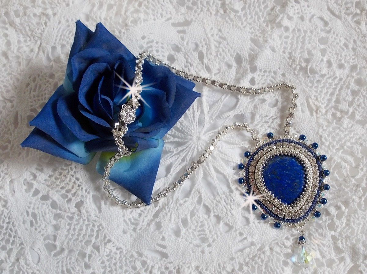 Blue Nile halsband broderat med en Lapis Lazuli päroncabochon och Swarovski kristaller.
