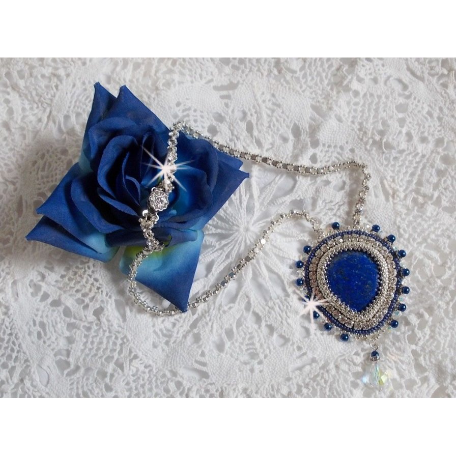 Blue Nile halsband broderat med en Lapis Lazuli päroncabochon och Swarovski kristaller.