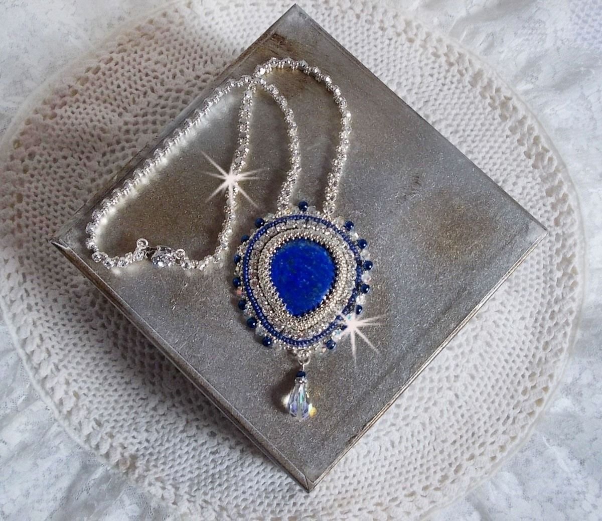 Blue Nile halsband broderat med en Lapis Lazuli päroncabochon och Swarovski kristaller.