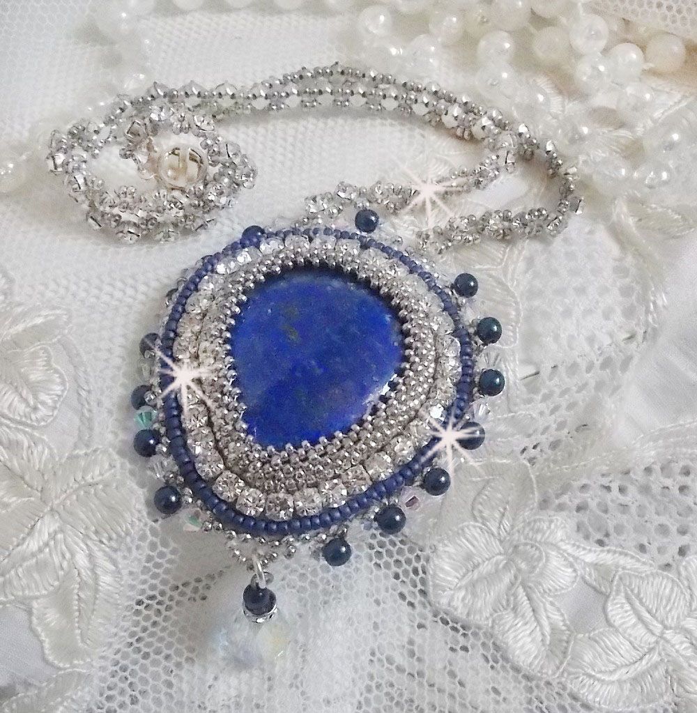 Blue Nile halsband broderat med en Lapis Lazuli päroncabochon och Swarovski kristaller.