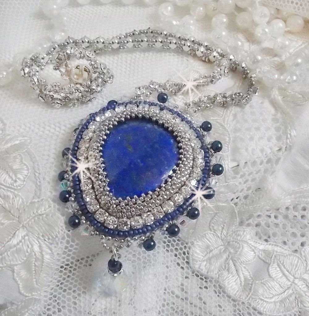 Blue Nile halsband broderat med en Lapis Lazuli päroncabochon och Swarovski kristaller.