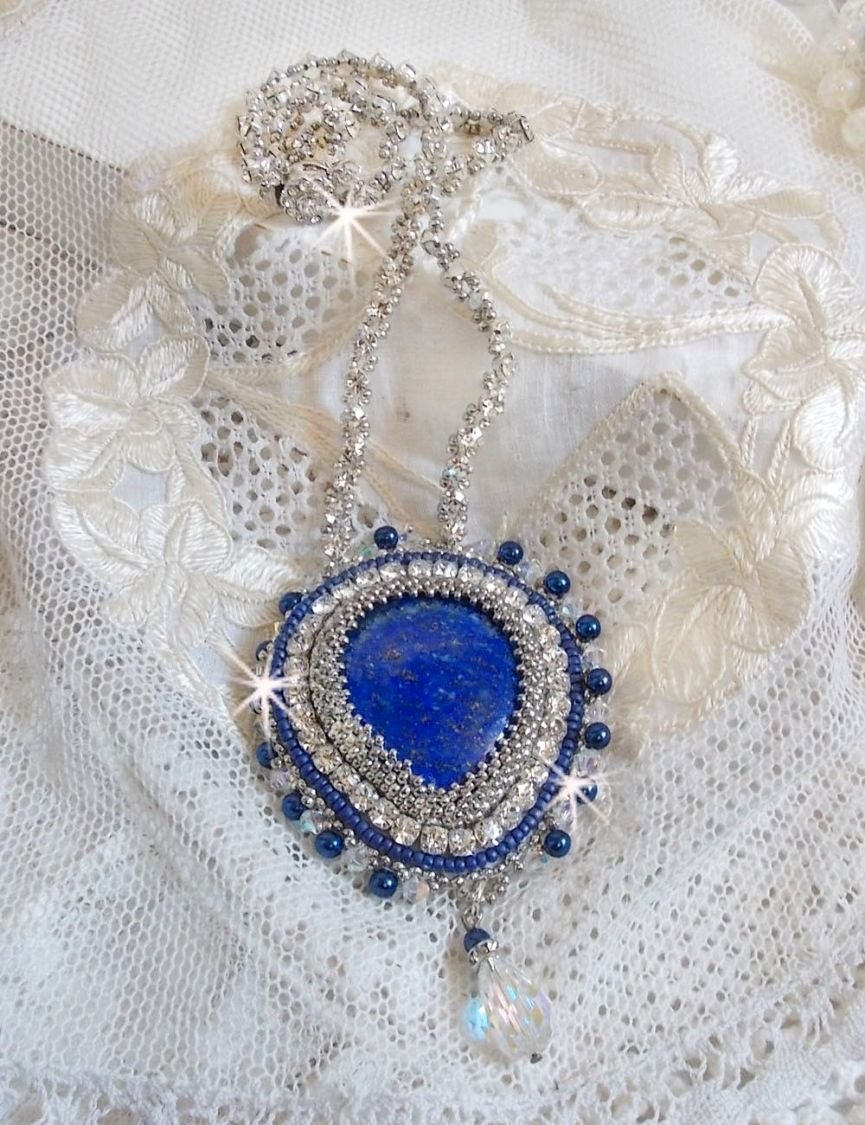 Blue Nile halsband broderat med en Lapis Lazuli päroncabochon och Swarovski kristaller.