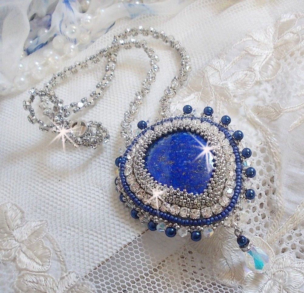 Blue Nile halsband broderat med en Lapis Lazuli päroncabochon och Swarovski kristaller.