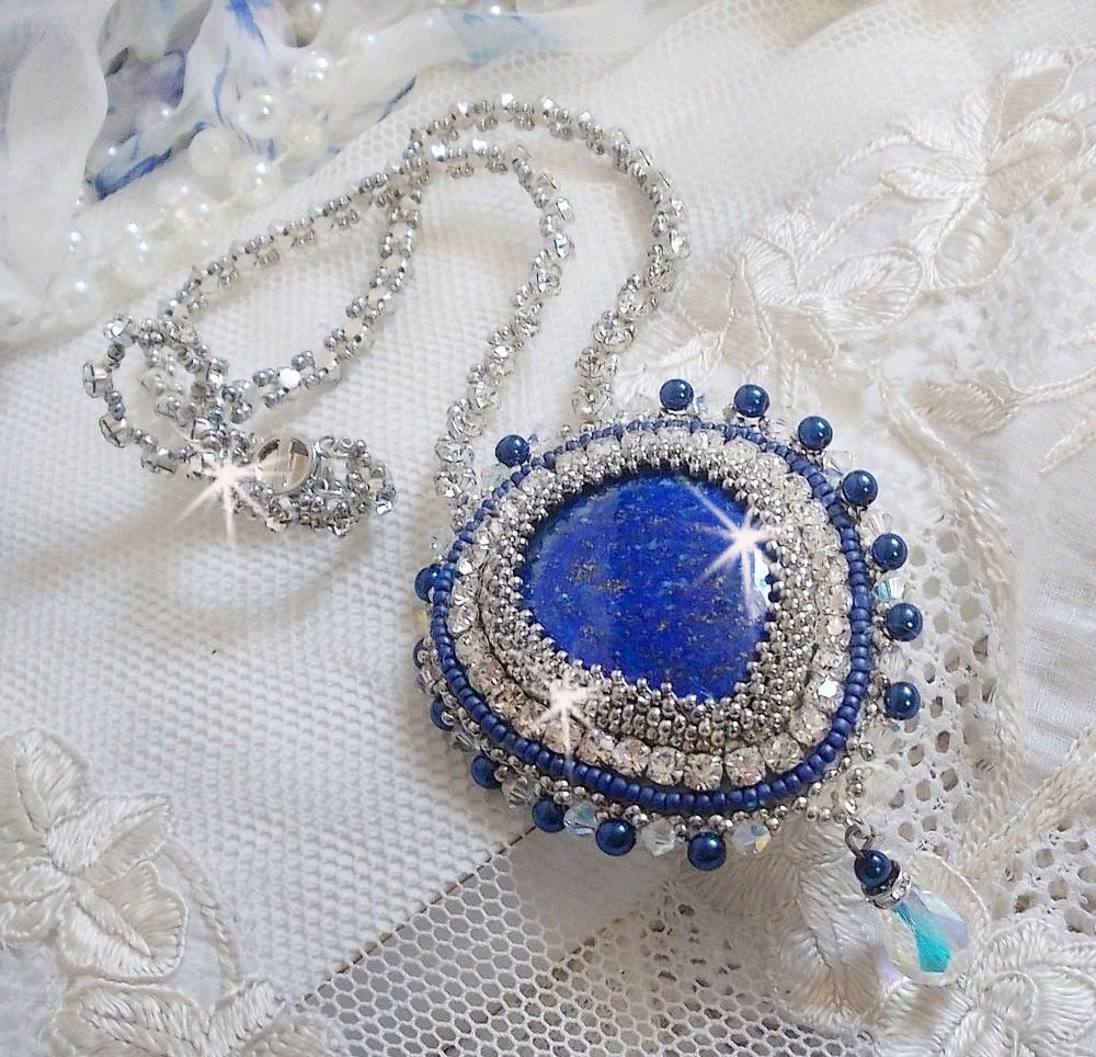 Blue Nile halsband broderat med en Lapis Lazuli päroncabochon och Swarovski kristaller.