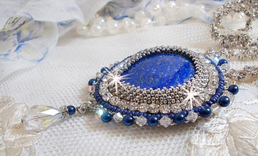 Blue Nile halsband broderat med en Lapis Lazuli päroncabochon och Swarovski kristaller.