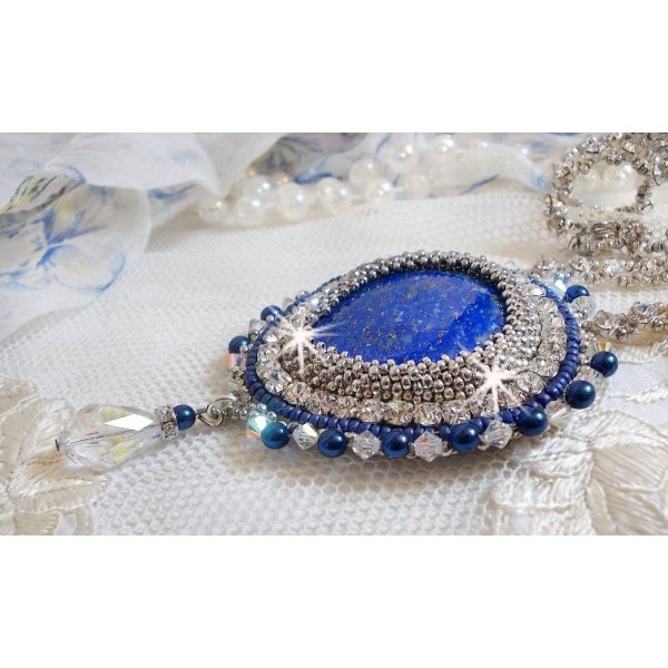 Blue Nile halsband broderat med en Lapis Lazuli päroncabochon och Swarovski kristaller.