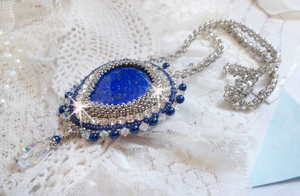 Blue Nile halsband broderat med en Lapis Lazuli päroncabochon och Swarovski kristaller.