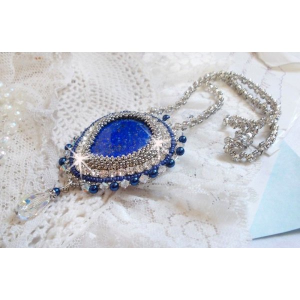 Blue Nile halsband broderat med en Lapis Lazuli päroncabochon och Swarovski kristaller.