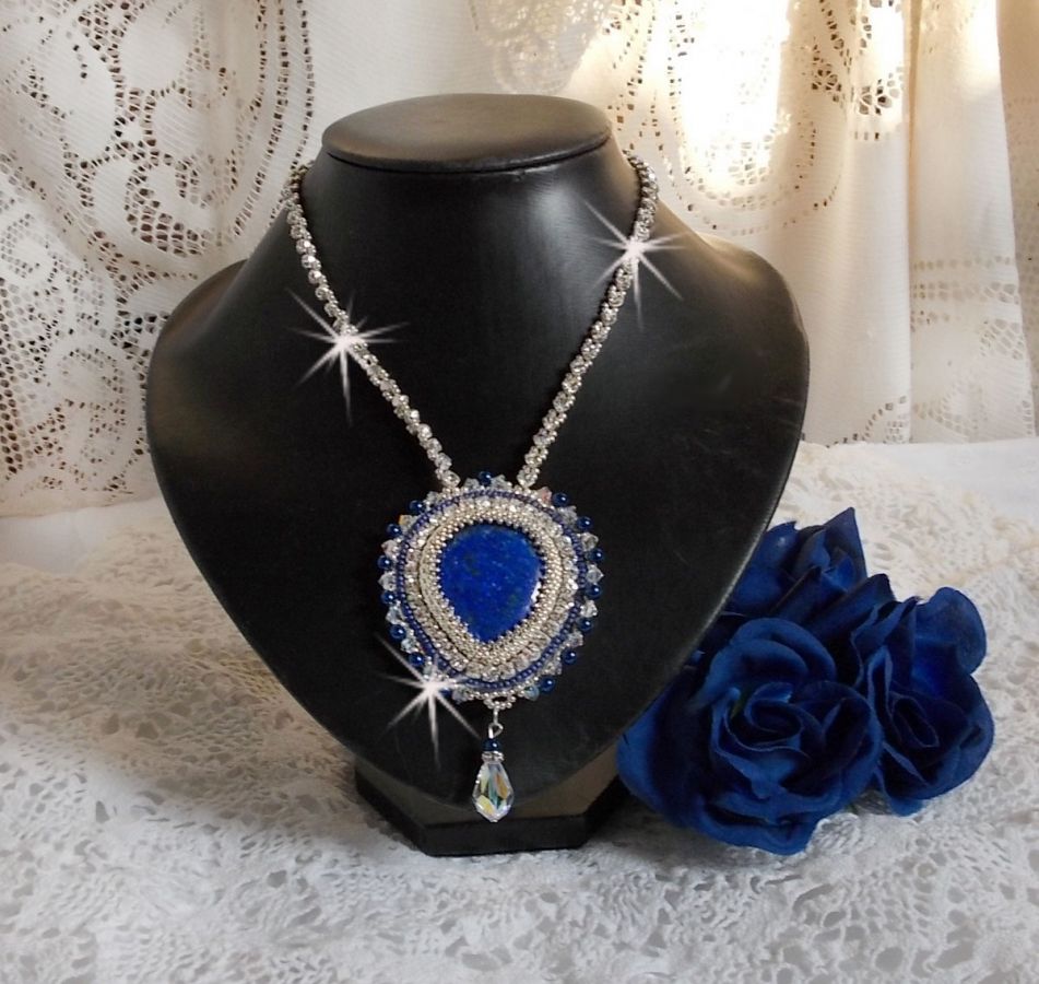 Blue Nile halsband broderat med en Lapis Lazuli päroncabochon och Swarovski kristaller.