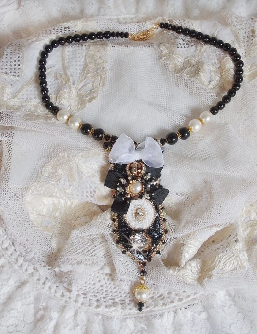 Vintage Sacred Black Haute-Couture halsband broderat med Swarovski kristaller, organza band och Miyuki pärlor