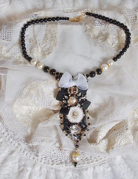 Vintage Sacred Black Haute-Couture halsband broderat med Swarovski kristaller, organza band och Miyuki p&auml;rlor