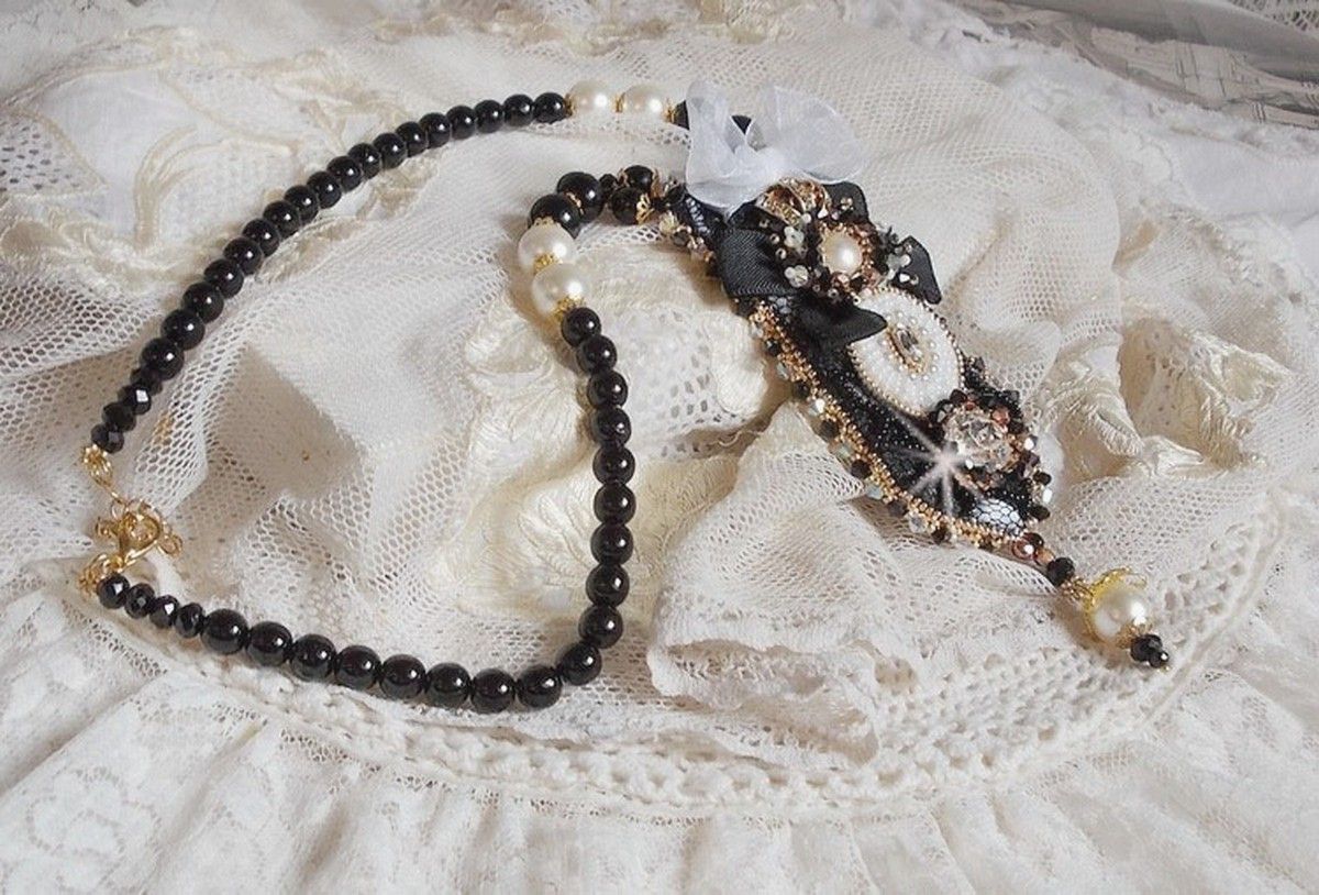 Vintage Sacred Black Haute-Couture halsband broderat med Swarovski kristaller, organza band och Miyuki pärlor