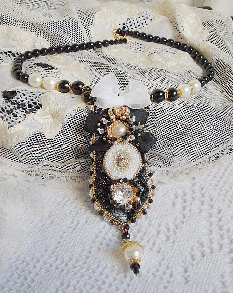 Vintage Sacred Black Haute-Couture halsband broderat med Swarovski kristaller, organza band och Miyuki p&auml;rlor