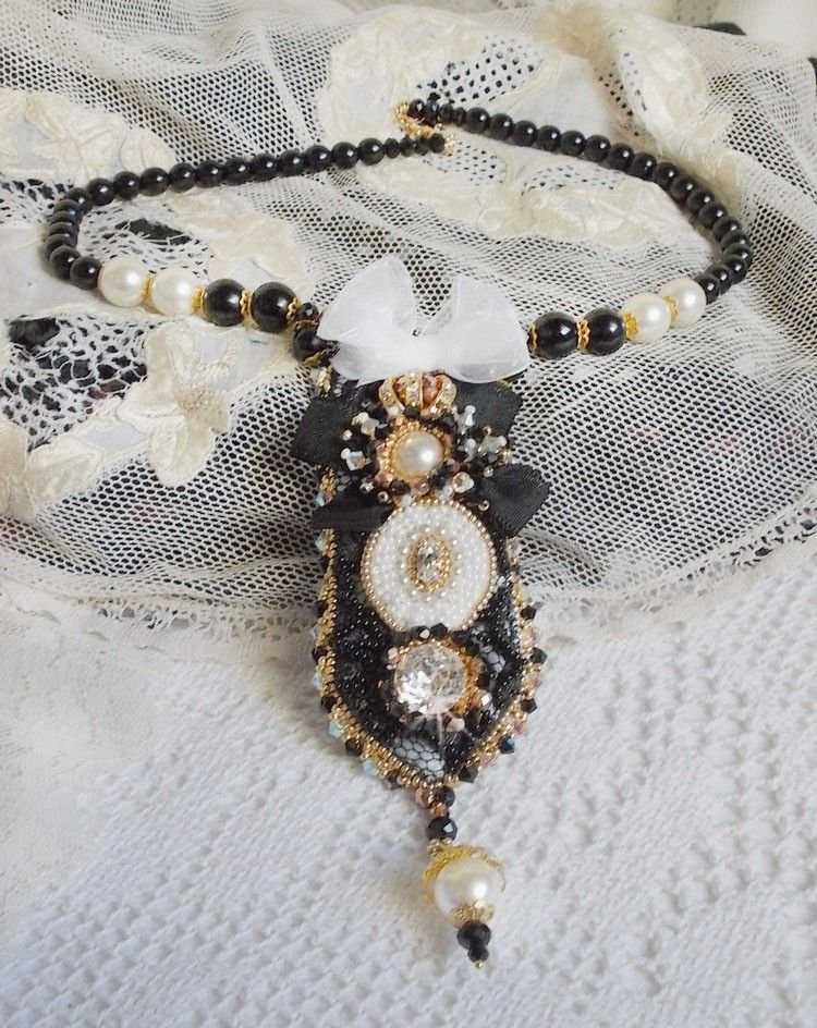 Vintage Sacred Black Haute-Couture halsband broderat med Swarovski kristaller, organza band och Miyuki pärlor
