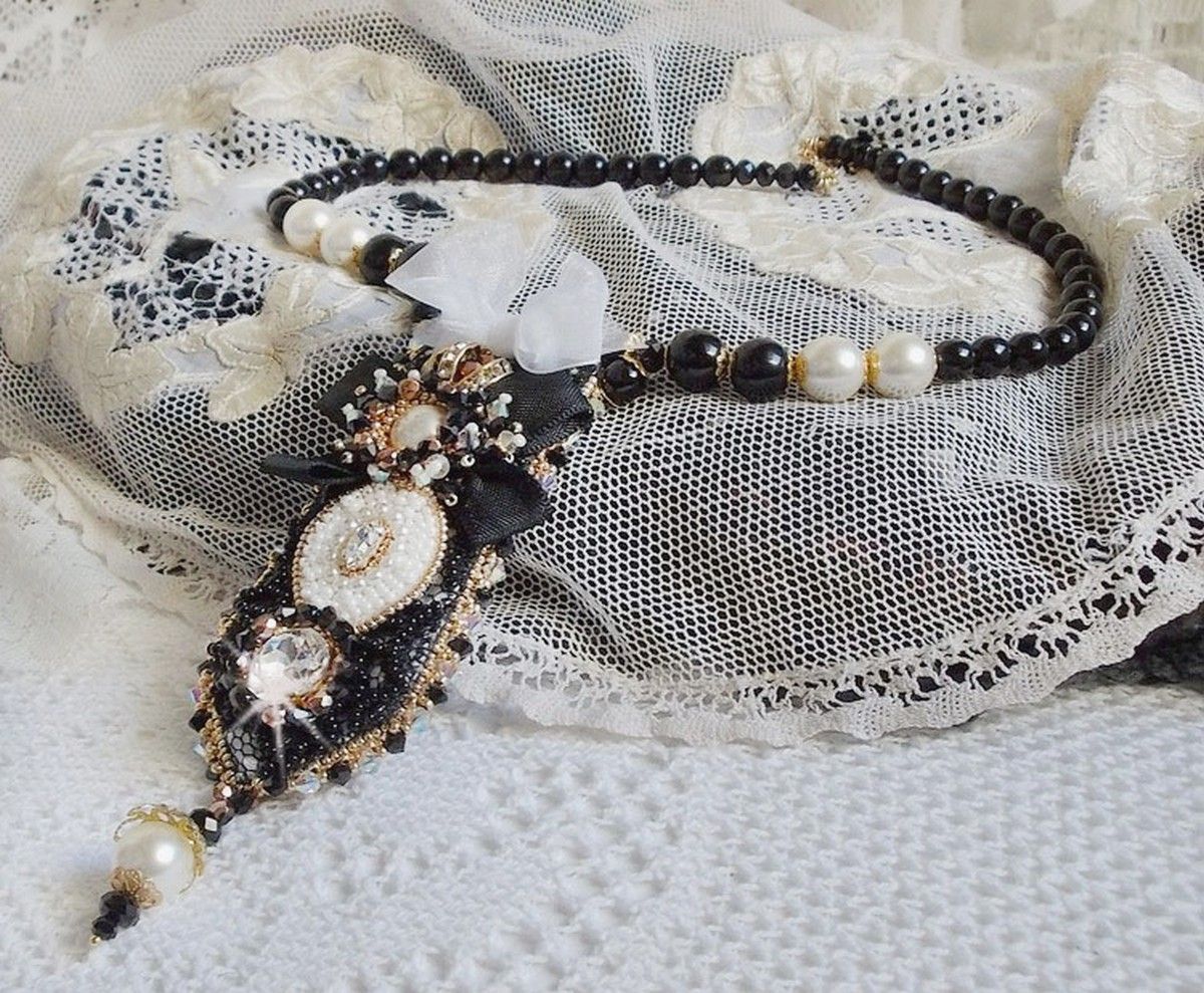 Vintage Sacred Black Haute-Couture halsband broderat med Swarovski kristaller, organza band och Miyuki pärlor