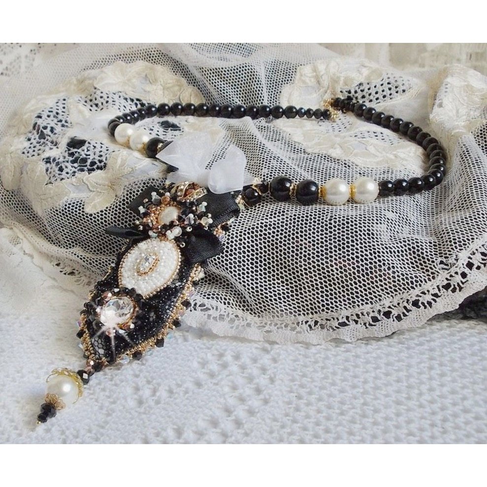 Vintage Sacred Black Haute-Couture halsband broderat med Swarovski kristaller, organza band och Miyuki pärlor