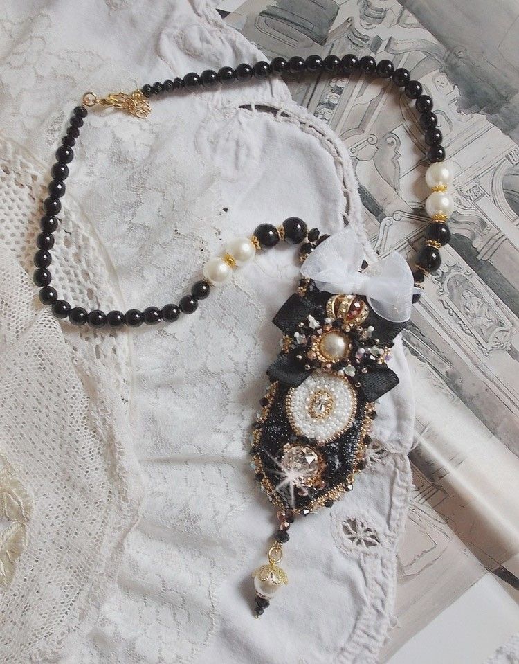 Vintage Sacred Black Haute-Couture halsband broderat med Swarovski kristaller, organza band och Miyuki pärlor