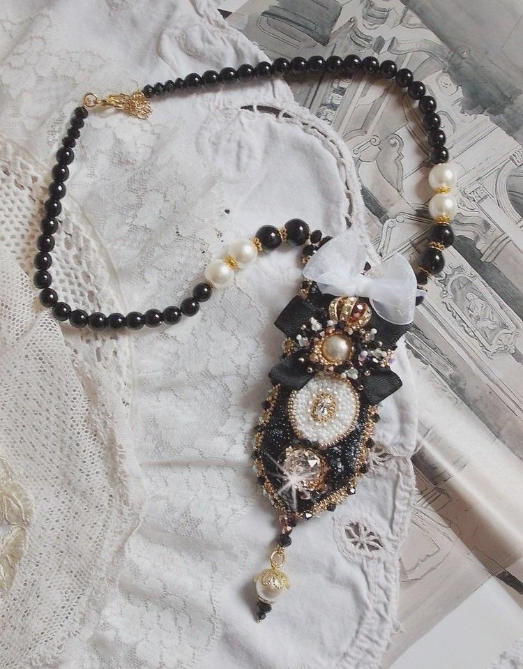 Vintage Sacred Black Haute-Couture halsband broderat med Swarovski kristaller, organza band och Miyuki pärlor
