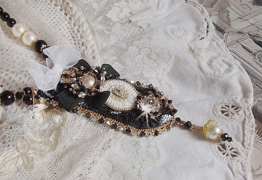 Vintage Sacred Black Haute-Couture halsband broderat med Swarovski kristaller, organza band och Miyuki p&auml;rlor